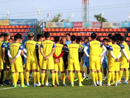  Như thường lệ, HLV Park Hang-seo dặn dò học trò trước buổi tập 
