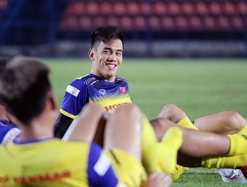  Tiến Linh cười tươi trong buổi tập. Anh được AFC đánh giá là cầu thủ đáng xem nhất bên phía U23 Việt Nam ở vòng loại bảng D. 