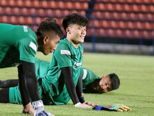  Niê sẽ phải cạnh tranh với hai đàn anh là Văn Toản và Bùi Tiến Dũng, những người đã từng được HLV Park Hang-seo tin tưởng giao bắt chính ở một số giải đấu chính thức. 