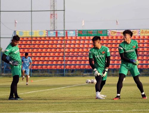  Ông Park mang sang Thái Lan 3 thủ môn. 