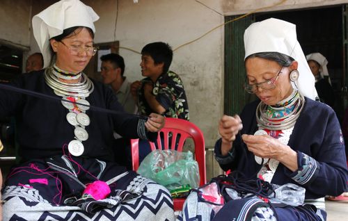 Người dân ở Thịnh Vượng tự may, thêu quần áo truyền thống. Ảnh: An Nhiên
