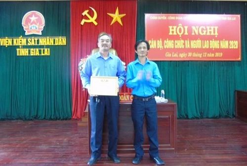  Đồng chí Võ Hữu Hải trao Bằng khen cho đồng chí Trần Văn Thanh, Trưởng phòng 7. 