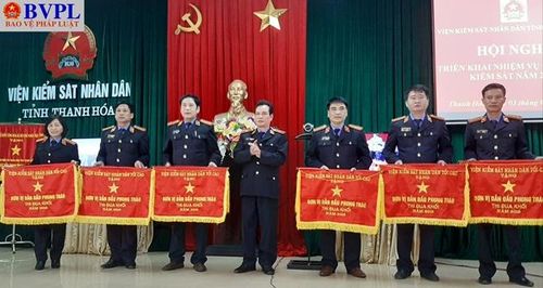 Viện trưởng Đỗ Văn Phương trao Cờ thi đua của ngành KSND tối cao cho 6 đơn vị thuộc VKSND tỉnh Thanh Hóa