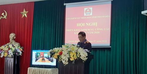 Phó Viện trưởng Nguyễn Văn Huyên đọc báo cáo năm 2019