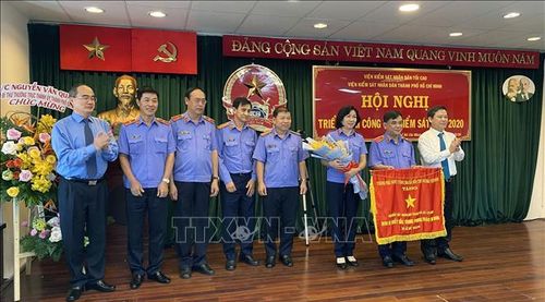 Trao tặng Cờ thi đua Chính phủ năm 2019 cho Viện Kiểm sát nhân dân Thành phố Hồ Chí Minh. Ảnh: Thành Chung/TTXVN