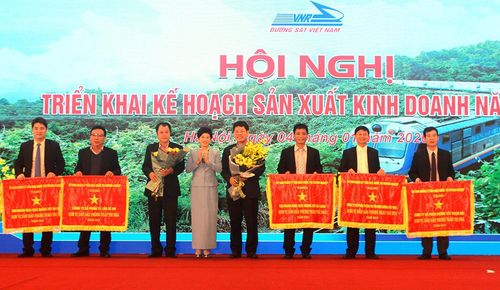 Lãnh đạo Ủy ban Quản lý vốn Nhà nước tại doanh nghiệp tặng cờ thi đua cho 6 đơn vị thuộc Tổng công ty ĐSVN.