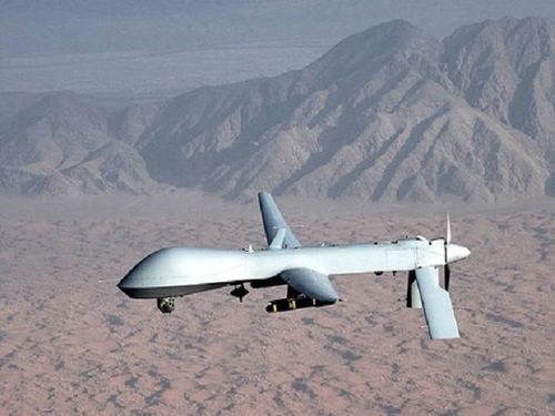  Các nghị sĩ đảng Dân chủ cho rằng Tổng thống Trump thiếu thẩm quyền ra lệnh không kích khi không có sự cho phép của Quốc hội, trong khi quan chức Nhà Trắng khẳng định các bước thích hợp đã được thực hiện để đảm bảo cuộc không kích bằng tên lửa AGM-114 Helfire giết chết tướng Soleimani là hợp pháp 