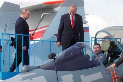 Tổng thống Thổ Nhĩ Kỳ T. Erdogan (phải) cùng Tổng thống Nga V. Putin bên cạnh một chiếc Su-57 của Nga