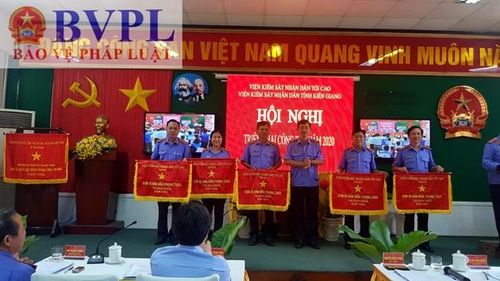  Trao Cờ thi đua dẫn đầu khối ngành Kiểm sát nhân dân cho 5 tập thể thuộc VKSND tỉnh Kiên Giang.