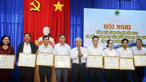 Ông Lê Xuân Thân - Trưởng đoàn Đại biểu Quốc hội tỉnh, Phó Chủ tịch HĐND tỉnh trao bằng khen của UBND tỉnh cho các tập thể đạt thành tích trong việc tham gia xây dựng hệ thống chính trị cơ sở.