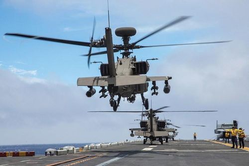  AH-64E bay cao hơn, cánh quạt hoạt động ổn định và linh hoạt hơn. Phi công có thể áp dụng chế độ bay tự động trong những trường hợp cần thiết. 