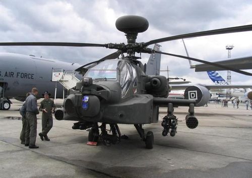  AH-64E trang bị bộ tìm kiếm và chỉ thị mục tiêu TADS (AN/ASQ-170). Hệ thống này bao gồm một camera quang truyền hình, hệ thống tìm kiếm và chỉ thị mục tiêu hồng ngoại FLIR cùng hệ thống máy đo xa laser. Với sức mạnh vượt trội như vậy, AH-64E thực sự là hung thần trên chiến trường. 