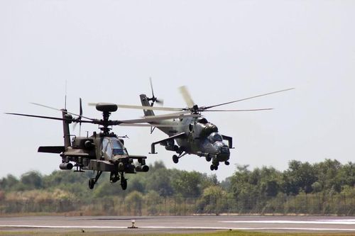  Apache AH-64 là trực thăng tấn công đa nhiệm hiện đại nhất trong quân đội Mỹ, ngoài ra có ít nhất 15 nước khác tin dùng. 