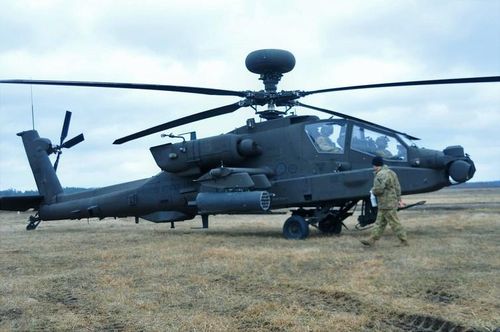  AH-64E có phi hành đoàn 2 người, chiều dài 17,7m đường kính rotor 16,4m, chiều cao 4,6m. Trọng lượng rỗng 5,1 tấn, trọng tải cất tối đa 9,5 tấn. 