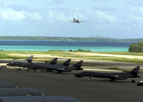  Máy bay ném bom chiến thuật B-1B cất cánh từ sân bay quân sự trên đảo Diego Garcia những năm đầu cuộc chiến chống khủng bố. Ảnh: Getty. 