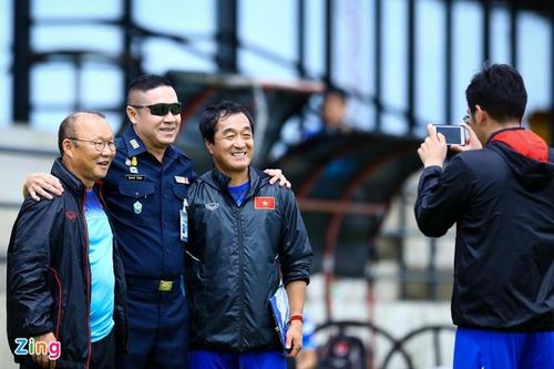 Piyapong từng hội ngộ cùng HLV Park và trợ lý Lee ở Thái Lan hồi tháng 9/2019. Ảnh: Minh Chiến.