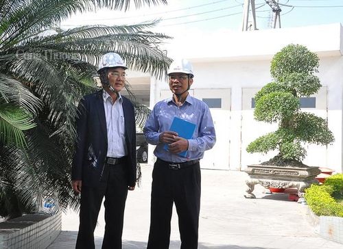 Ông Phạm Trọng Thực (bên trái): Bên cạnh việc đầu tư trang thiết bị, công nghệ xử lý chất thải tiên tiến, Công ty cần lưu ý đến công tác vận hành, trong đó cần tuân thủ quy trình vận hành, tăng cường công tác giám sát, kiểm tra
