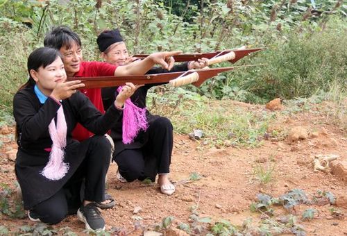 Ông Đặng Văn Phúc hướng dẫn kỹ năng cho các thành viên trong câu lạc bộ bắn nỏ.