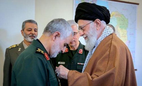  Iran vẫn giữ được thể diện vì lệnh trả thù cho tướng Soleimani đã được nói ra từ miệng Lãnh tụ tối cao Ali Khamenei thì không thể rút lại, hay nói cho qua chuyện. 