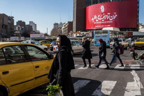 Một tấm biển lớn có hình tướng Soleimani ở Tehran. Ảnh: NYT.