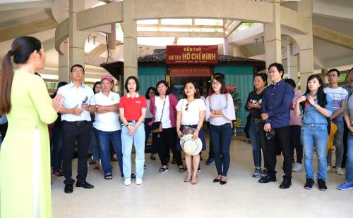 Lớp Trung cấp Chính trị của Học viện Cán bộ TPHCM đi thực tế viếng Đền thờ Chủ tịch Hồ Chí Minh tại tỉnh Trà Vinh. Ảnh: VIỆT DŨNG