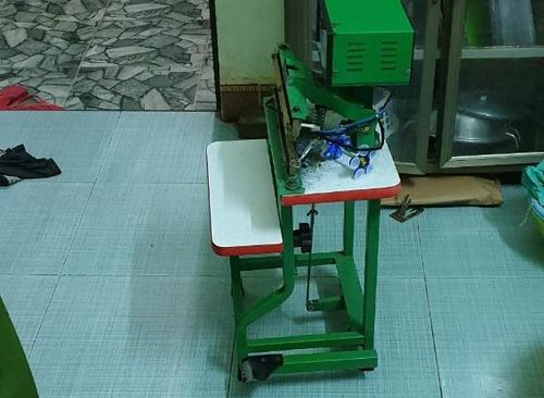 Máy ép nhựa đóng gói bao bì bột ngọt giả nhãn mác được thu giữ tại nhà riêng của Phạm Minh Hoàng. Ảnh : CTV