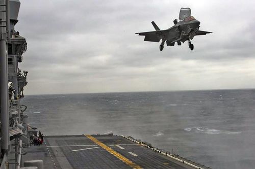 Tiêm kích F-35B Lightning II chuẩn bị hạ cánh trên boong tàu sân bay USS Wasp của Thủy quân lục chiến Mỹ. Nguồn: Raytheon.