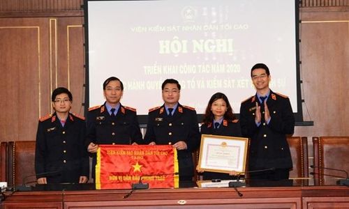 Vụ trưởng Vụ 7 Hồ Đức Anh trao Cờ đơn vị dẫn đầu phong trào thi đua Khối cho tập thể Phòng 2
