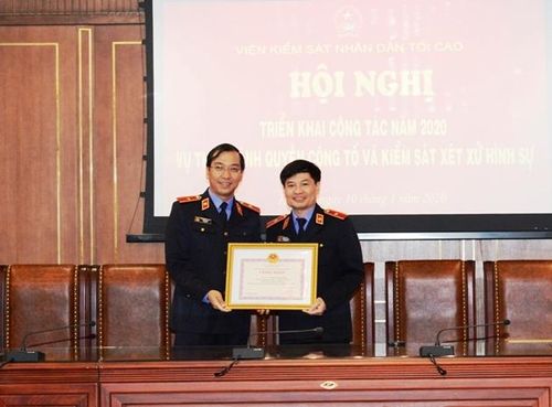 Vụ trưởng Vụ 7 Hồ Đức Anh trao Công nhận danh hiệu Chiến sĩ thi đua ngành KSND của Viện trưởng VKSND tối cao cho đồng chí Nguyễn Đăng Thắng