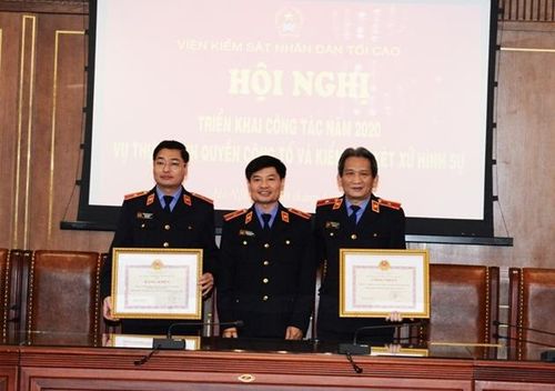  Trao bằng khen cho các cá nhân có thành tích xuất sắc.