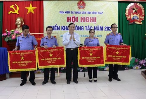 Đại diện 4 đơn vị được nhận Cờ thi đua dẫn đầu khối của VKSND tối cao