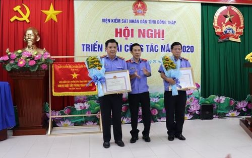 Ông Nguyễn Văn Hồng – Viện trưởng VKSND tỉnh chúc mừng 2 cá nhân đạt danh hiệu Chiến sĩ thi đua ngành Kiểm sát