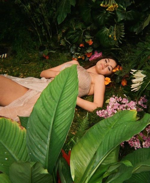 Selena Gomez có sức ảnh hưởng lớn trên mạng xã hội, vì vậy mỗi bài đăng của cô đều nhận lượng tương tác không hề nhỏ. Mới đây, khoảnh khắc khoe ngực trong bộ đầm nude đầy khiêu khích của tình cũ Justin Bieber nhận gần 7 triệu lượt thích, hàng nghìn bình luận khen ngợi cho vẻ nóng bỏng của người đẹp. 