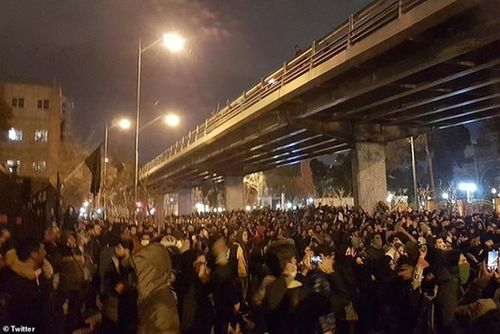  "Chính phủ Iran phải cho phép các nhóm nhân quyền tới giám sát và báo cáo sự thật về các cuộc biểu tình đang diễn ra của người dân Iran. Không thể có thêm một cuộc trấn áp mạnh tay với những người biểu tình ôn hòa hay cắt mạng Internet. Thế giới đang dõi theo", Tổng thống Mỹ Donald Trump đăng Twitter hôm 11-1. 