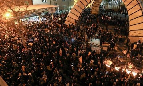 Người biểu tình hô khẩu hiệu yêu cầu lãnh tụ tối cao Ayatollah Ali Khamenei từ chức và Vệ binh Cách mạng Iran (IRGC) nên rời đất nước. 
