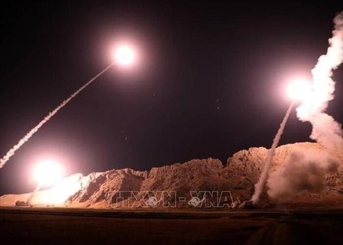  Quân đội Iran cho hay các binh sĩ đã nhầm máy bay là một "mục tiêu thù địch" do hình dạng, độ cao cũng như phi cơ đột ngột chuyển hướng về phía một căn cứ quân sự. 