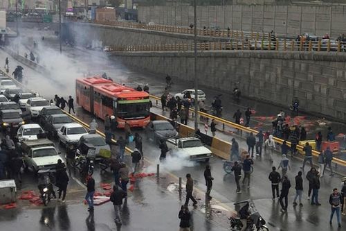  "Nhiều người rất tức giận. Người Iran đang đòi công lý và trách nhiệm. Rất nhiều người, bao gồm gia đình các nạn nhân, đã bị sốc. Họ không hiểu tại sao chính phủ lại nói dối về điều này", Al Jazeera Dorsa Jabbari, một người tham gia biểu tình nói. 