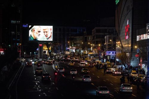  Một bảng quảng cáo ở Tehran có hình tướng Soleimani (trái) và quan chức Iraq phụ trách dân quân và thân cận với Iran, Abu Mahdi al-Muhandis, người cũng bị giết trong cuộc tấn công bằng máy bay không người lái. Ảnh: New York Times. 