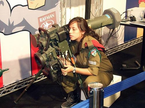 Binh sĩ Israel với ống phóng Spike MR/LR. Ảnh: Natan Flayer.