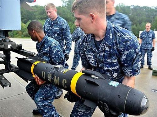 Tên lửa AGM-114 Hellfire có trọng lượng 45-49kg tùy biến thể.