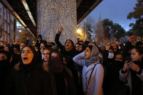 Người dân xuống đuờng biểu tình hôm 11-1 nhằm phản đối chính phủ sau vụ việc Iran thừa nhận bắn nhầm máy bay Ukraine khiến 176 người thiệt mạng. (Ảnh: EPA) 