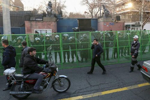  An ninh được siết chặt trên đường phố thủ đô Tehran trước phản ứng giận dữ của người dân. Nhiều cuộc biểu tình nhỏ vẫn nổ ra, đặc biệt là biểu tình ở các trường đại học. Sinh viên Iran lên án hành vi sát hại dân thường vô tội trong thảm họa Ukraine International và việc giới lãnh đạo Iran cố tình phủ nhận sự thật, đưa ra các tuyên bố sai lệch trong gần 72 tiếng sau đó. Ảnh: AFP. 