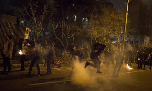  Biểu tình nổ ra ở nhiều thành phố khác trên khắp Iran, bao gồm cả Tabriz, Shiraz và Kermanshah, theo Guardian. Người biểu tình phản đối các lực lượng bảo vệ giới lãnh đạo, so sánh IRGC và các lực lượng bán quân sự được chống lưng với tổ chức khủng bố Nhà nước Hồi giáo tự xưng (IS). Căng thẳng leo thang vào đêm 12/1. Nhiều xe tải chở lực lượng an ninh đổ về quảng trường Azadi ở Tehran. Ảnh: Rex. 