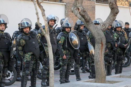  Iran lại đối diện một đợt khủng hoảng chính trị mới sau khi Lực lượng Vệ binh Cách mạng Hồi giáo (IRGC) rạng sáng 8/1 bắn nhầm chiếc Boeing 737-800 chở 176 người của Ukraine. Giới lãnh đạo Iran không lập tức nhận trách nhiệm mà thông báo tai nạn hàng không do lỗi động cơ. Sau khi truyền thông quốc tế và chính phủ Canada chính thức cáo buộc Iran bắn rơi máy bay thương mại, Tehran mới thông báo vụ việc là "sai lầm con người". IRGC cho biết phòng không nhầm máy bay với tên lửa hành trình của Mỹ. Ảnh: AFP. 