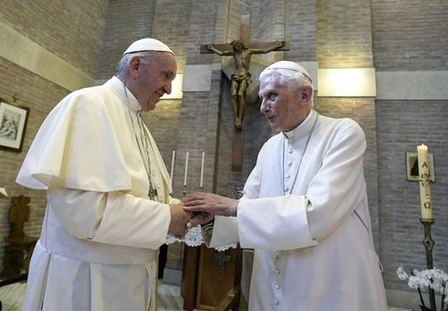 Giáo hoàng Francis và Giáo hoàng Benedict XVI trong một cuộc gặp tại Vatican vào năm 2017. Ảnh: AP.