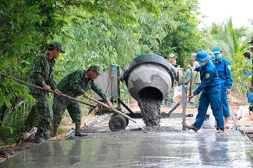 Lực lượng bộ đội, dân quân tham gia làm đường giao thông nông thôn ở xã Phong Hòa, huyện Lai Vung.