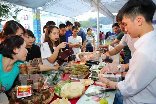 Các gian hàng giới thiệu sản phẩm OCOP. Ảnh Thành Đạt – TTXVN