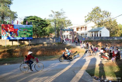 Trường Tiểu học xã Quế Sơn được xây dựng khang trang, tạo điều kiện thuận lợi cho việc dạy và học. Ảnh: Xuân Hoàng