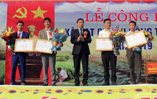 Các tập thể, cá nhân của xã Quế Sơn được nhận Bằng khen của UBND tỉnh có thành tích xuất sắc trong phong trào xây dựng NTM. Ảnh: Thò Bá Cường