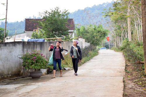 Hệ thống đường giao thông nội xóm, bản của xã Quế Sơn đã được đổ bê tông. Ảnh: Xuân Hoàng